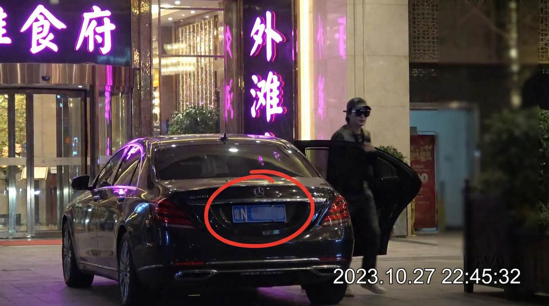 体育竞猜推荐平台网站 - 豪车餐厅外被拍
